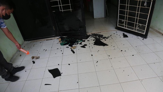 Polisi tengah mengusut perusakan Kantor MUI Lampung yang terjadi Jumat (30/12). Sejumlah barang bukti, seperti batu, pecahan kaca, hingga CCTV disita.