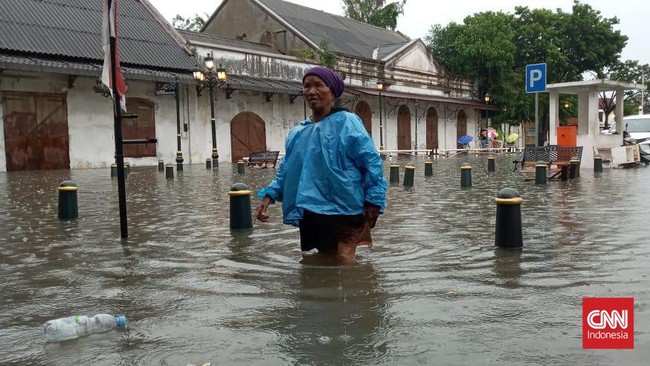 Sejumlah jalan protokol di Kota Semarang turut tergenang banjir akibat hujan deras yang turun sejak dini hari.