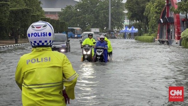 Cuaca ekstrem di Semarang memicu banjir setidaknya di 27 titik hingga tanah longsor di 19 titik.