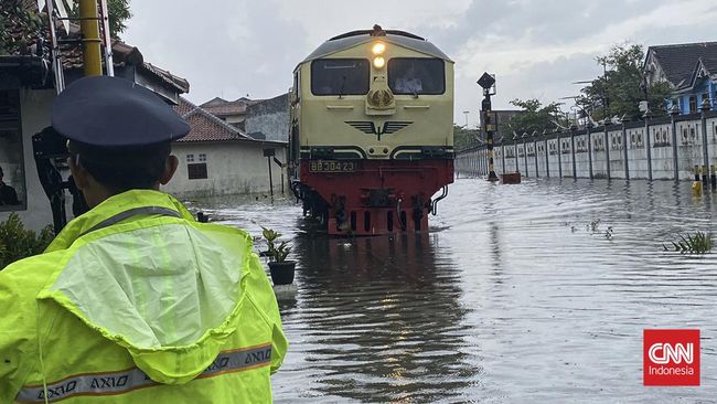 Perjalanan kereta api terganggu karena kereta harus berjalan perlahan atau tertahan di stasiun tertentu imbas banjir Semarang. Stasiun Tawang juga tergenang.
