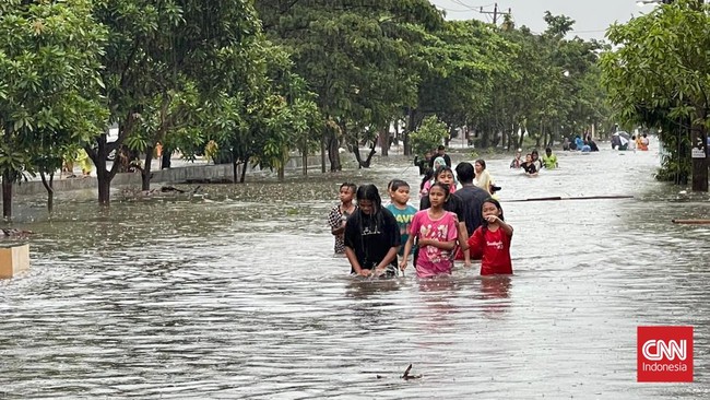 Warga memilih bertahan sembari mengamankan barang-barang berharga mereka. Ketinggian banjir bervariasi mulai dari 50 sentimeter hingga 1 meter.