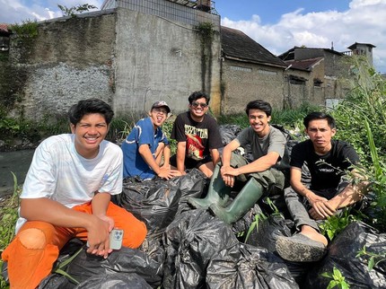Inspiratif Bun, Ini Lima Sekawan Asal Bandung yang Viral karena Bersihkan Sampah di Sungai
