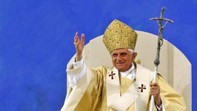 Salib Eks Paus Benediktus Dicuri dari Gereja Jerman