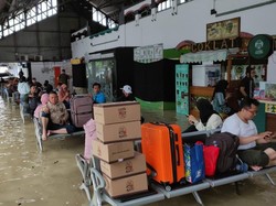Stasiun Tawang Semarang Banjir, Kereta Api Delay