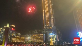 Warga Tetap Nyalakan Petasan di Bundaran HI Meski Dilarang