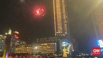 Warga Tetap Nyalakan Petasan di Bundaran HI Meski Dilarang Masih ada warga yang tetap menyalakan petasan di Bundaran HI, Jakarta, pada Sabtu (31/12) malam, meski dilarang Pemprov DKI Jakarta.