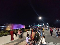 Air Mancur Menari, Latto-latto Meriahkan Tahun Baru di Jembatan Suroboyo