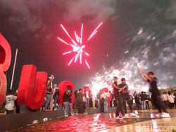 35 Ucapan Tahun Baru Buat Pacar Tersayang, Mantan, dan Suami