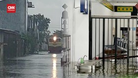 VIDEO: Kereta Menembus Banjir Semarang hingga Stasiun Tawang Tergenang