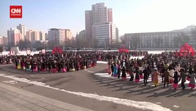 VIDEO: Joget Massal Warga Korut Rayakan HUT Jabatan Kim Jong Un