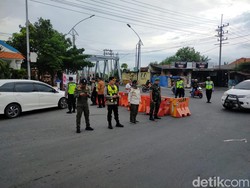 Jalan Mastrip Surabaya Disekat, Sejumlah Pemotor Tak Pakai Helm Terjaring