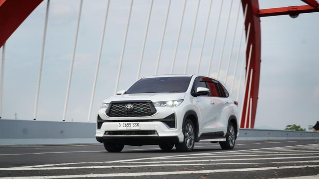 Contemporary Amperex Technology Co. Ltd (CATL) yang punya fasilitas produksi di Karawang, Jawa Barat akan memasok baterai Toyota Zenix hingga Veloz hybrid