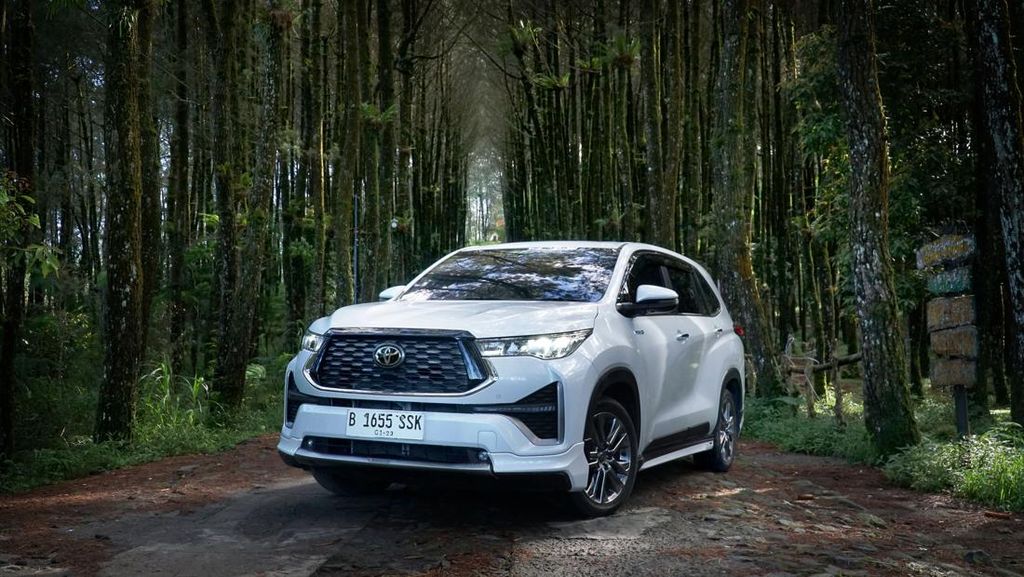 Reborn dan Zenix Bikin Innova Mobil Terlaris 2025, Mana Paling Laku?