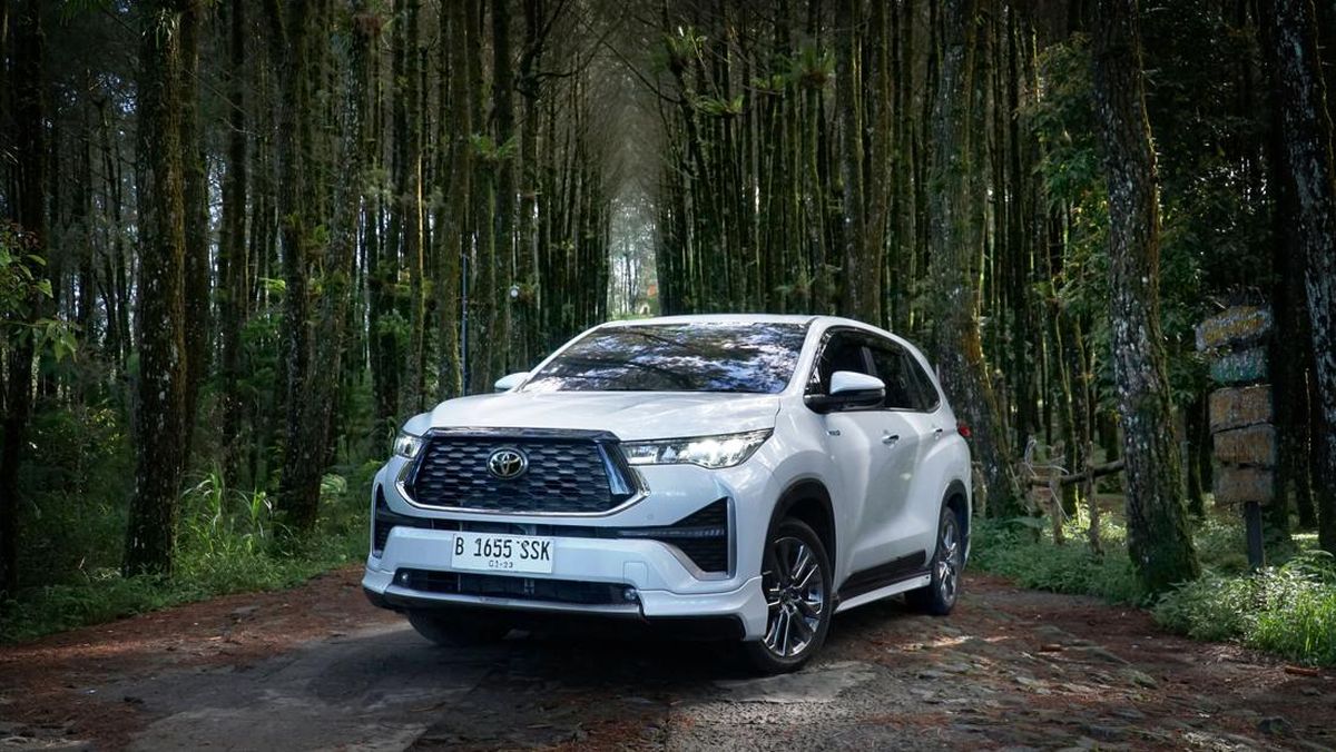 Reborn dan Zenix Bikin Innova Mobil Terlaris 2025, Mana Paling Laku?