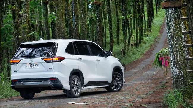 Henry Tanoto Wakil Presiden Direktur PT TAM mengatakan penjualan ditopang model kendaraan hibrida Kijang Innova Zenix HEV dan Yaris Cross HEV.
