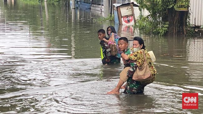 Banjir Kepung 7 Kecamatan di Semarang Jawa Tengah Awal Tahun 2023 Sejumlah pemukiman warga di 7 kecamatan Semarang Jawa Tengah masih digenangi banjir di awal tahun baru 2023.