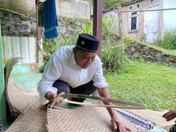 Pergulatan Abah Jajang dan Srikandi Perajin Bambu di Sukabumi