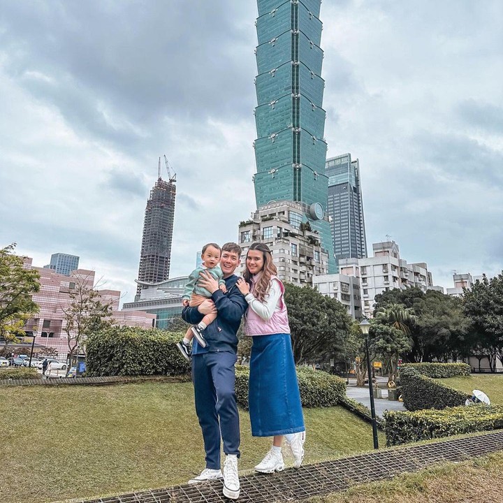 <p>Audi Marissa dan suaminya, Anthony Xie tengah menikmati liburan tahun baru di Taiwan, nih. Mereka mengajak sang putra, Anzel Maverick pergi jalan-jalan di sekitar Taipei. (Foto: Instagram @audimarissa)</p>