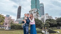 <p>Audi Marissa dan suaminya, Anthony Xie tengah menikmati liburan tahun baru di Taiwan, nih. Mereka mengajak sang putra, Anzel Maverick pergi jalan-jalan di sekitar Taipei. (Foto: Instagram @audimarissa)</p>