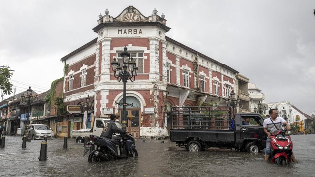 Menteri PUPR Basuki Hadimuljono ikut turun tangan mengatasi banjir Semarang dengan mengerahkan pompa guna mengalirkan air rob dan hujan ke laut.