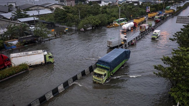 Banjir hingga setinggi 140 sentimeter di Kabupaten Demak menyebabkan jalur Kudus-Demak macet total hingga 5 kilometer. 