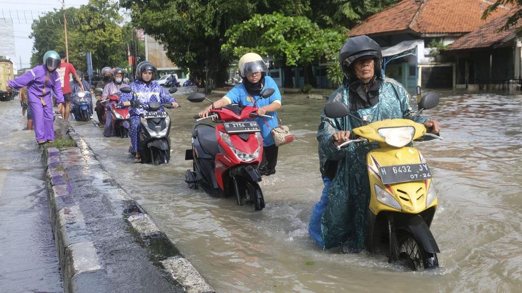 Jangan Asal Terabas, Kenali Batas Aman Motor Matic Lintasi Banjir