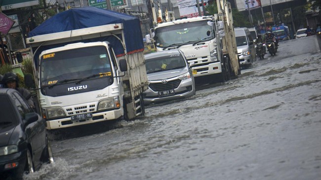 BPBD DKI Jakarta mencatat sebanyak dua ruas jalan di Jakarta Barat tergenang akibat hujan dengan intensitas sedang hingga lebat, Jumat (3/2).