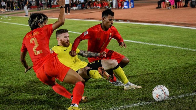 Gelandang serang timnas Malaysia Lee Tuck amat yakin Singapura bakal bermain bertahan total dalam laga terakhir fase grup Piala AFF 2022.