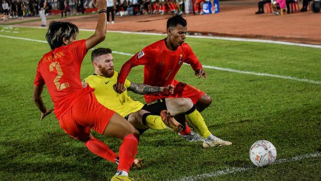 Gelandang serang timnas Malaysia Lee Tuck amat yakin Singapura bakal bermain bertahan total dalam laga terakhir fase grup Piala AFF 2022.