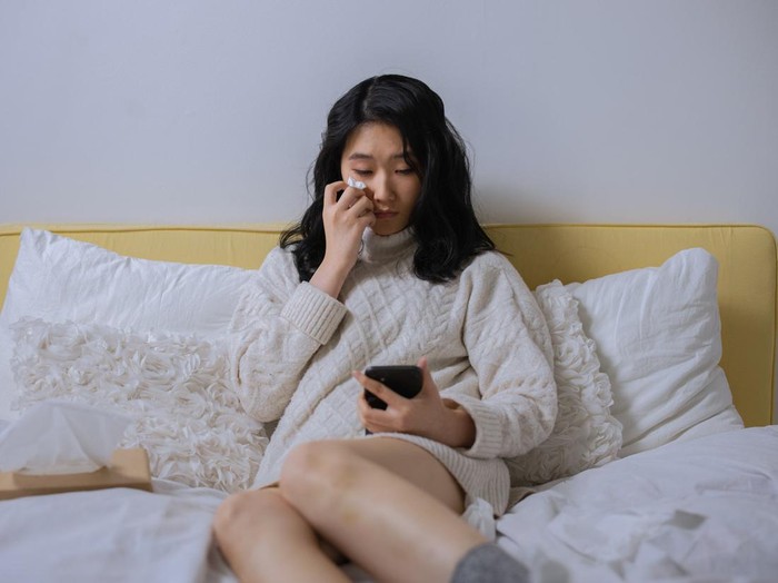 Ilustrasi perempuan membagi kesedihan di medsos/Foto: Pexels/Cottonbro Studio