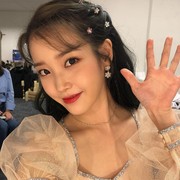 Ingin Tampil Kasual dan Modis saat Kencan? 5 Gaya Berbusana IU Ini Bisa Kamu Ikuti