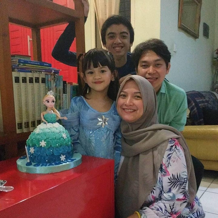 <p>Di sela-sela kesibukan, Bugi Ramadhana dan Andhara Early juga selalu hadir di momen penting bersama buah hati. Seperti ketika merayakan ulang tahun Ghamila, nih. (Foto: Instagram @andharaearly)</p>