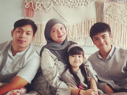 7 Potret Keluarga Andhara Early dan Bugi Ramadhana, Menikah 11 Tahun Tanpa Gosip Miring