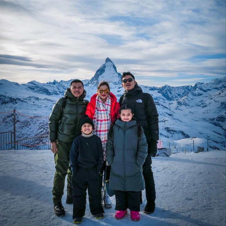 <p>Sementara itu, Ashanty dan Anang Hermansyah mengajak anak-anaknya berfoto di ketinggian 3089 meter di pegunungan Gornegrat, Swiss. Mereka mengajak Azriel, Arsy, dan Arsya. (Foto: Instagram @ashanty_ash)</p>