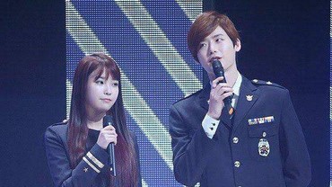 img-title Resmi Pacaran, 7 Foto Lawas Lee Jong Suk & IU Jadi MC Acara Musik Disorot