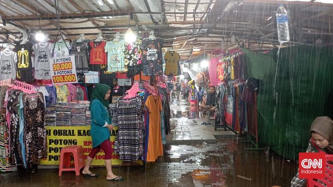 Pedagang di kawasan Monas mengeluhkan penghasilan yang menurun drastis selama musim liburan tahun baru, akibat cuaca ekstrem yang melanda wilayah Jakarta.