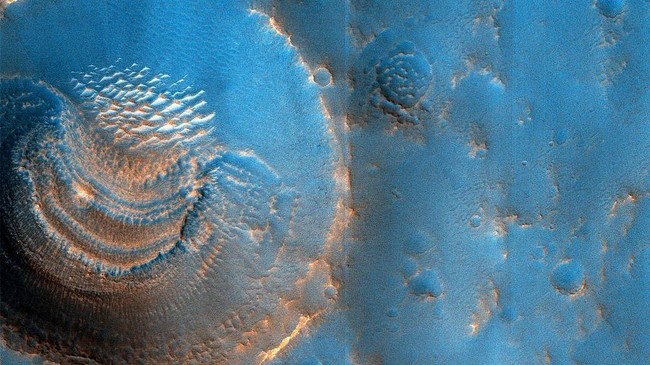 NASA memamerkan 'wajah cantik' alias keindahan salju di Mars yang turun saat musim dingin.