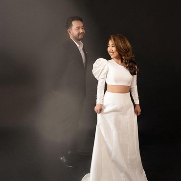 7 Pesona Aura Manten Kiky Saputri di Prewedding Terbaru Bareng Calon Suami