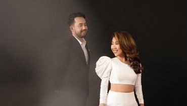 7 Pesona Aura Manten Kiky Saputri di Prewedding Terbaru Bareng Calon Suami