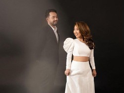 7 Pesona Aura Manten Kiky Saputri di Prewedding Terbaru Bareng Calon Suami