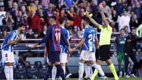Barcelona vs Espanyol: Wasit 'Musuh' Messi Batal Usir Pemain