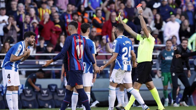 Laga Barcelona vs Espanyol pada lanjutan La Liga, Minggu (1/1) dini hari WIB, menjadi ajang bagi wasit Antonio Mateu Lahoz mengumbar kartu.