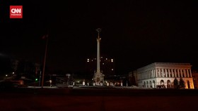 VIDEO: Warga Kyiv Rayakan Tahun Baru 2023 di Tengah Raungan Sirene