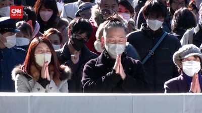 VIDEO: Warga Jepang Panjatkan Doa Tahun Baru di Kuil Tokyo