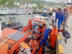 Kapal Wisata Angkut Turis di Labuan Bajo Tenggelam Dihantam Gelombang