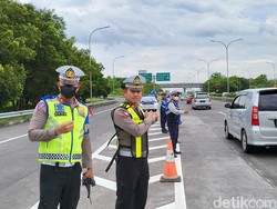 Wisatawan Padati Prigen, Polisi Buka-Tutup Tol Pandaan untuk Urai Macet