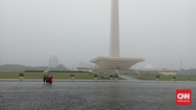 Cerita Wisatawan Luar Jakarta Nikmati Liburan di Monas Meski Hujan