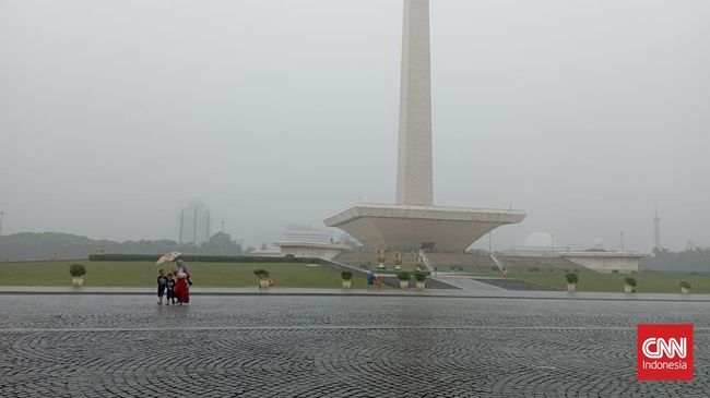 Monas menjadi salah satu destinasi wisata favorit masyarakat baik yang dari Jakarta, maupun luar ibu kota, untuk menikmati liburan tahun baru.