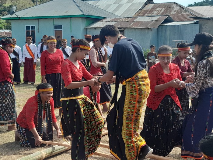 Wisatawan bergabung bersama penari saat tarian Rangkuk Alu.