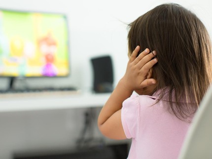 Anakku Tertib Screen Time di Rumah, Eh Malah Dijejali Nonton TV Sama Mertua